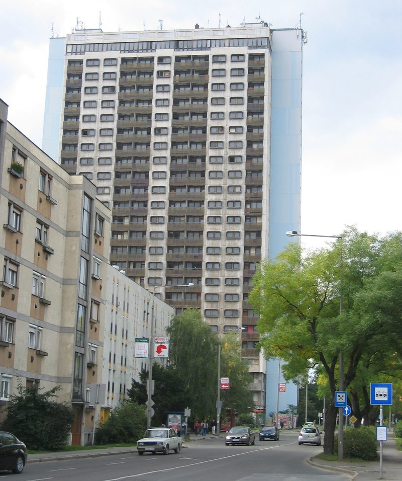 Illustration for article titled The Stark Beauty Of The World's Tallest Unoccupied Buildings